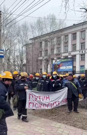 12日、ロシア極東コムソモリスクナアムーレで、デモ行進する中国人労働者ら(テレグラムチャンネル「カサトキン・ピーシェト」から・共同)