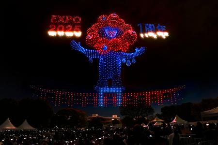 大阪・関西万博開幕１周年記念イベントのドローンショーで、夜空に浮かび上がった「ミャクミャク」＝１２日夜、大阪府吹田市の万博記念公園