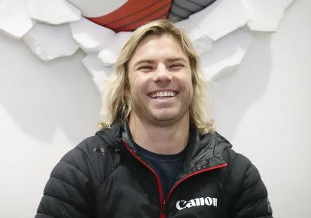 横浜に加入した際、取材に応じたファフ・デクラーク＝２０２２年１２月