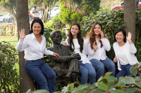 １２日、父アルベルト・フジモリ氏の像の横に座るケイコ・フジモリ氏（左端）＝ペルーの首都リマ郊外（共同）