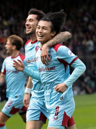 NECナイメヘン戦の前半、先制ゴールを決め喜ぶフェイエノールトの上田(手前)=ナイメヘン(共同)