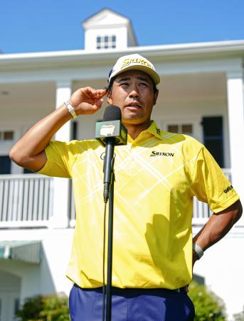 ホールアウト後、インタビューに応じる松山英樹。通算5アンダーで12位=オーガスタ・ナショナルGC(共同)