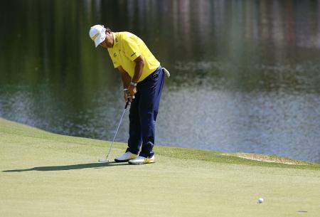 最終ラウンド、16番でバーディーパットを決める松山英樹。通算5アンダーで12位=オーガスタ・ナショナルGC(共同)