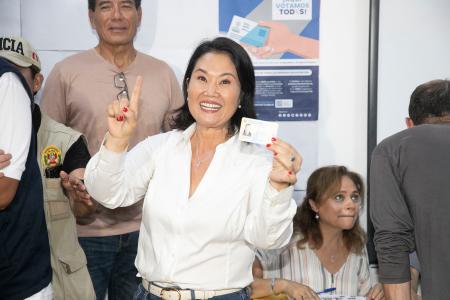 　１２日、ペルーの首都リマの投票所で投票したケイコ・フジモリ氏（共同）