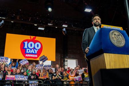 12日、ニューヨーク市で、就任100日記念の演説をするマムダニ市長(ロイター=共同)