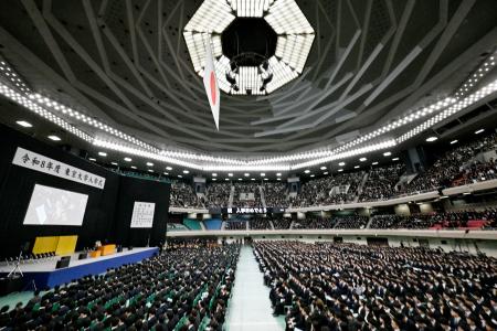 東京都千代田区の日本武道館で開かれた東大の入学式＝１３日午前