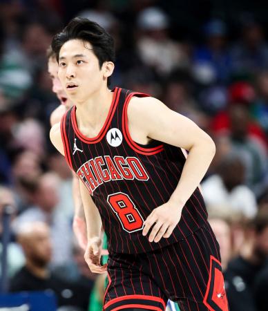 マーベリックス戦で得点を決めたブルズの河村=ダラス(ロイター=共同)