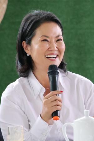 　１２日、取材に応じるケイコ・フジモリ氏＝ペルー・リマ郊外（共同）