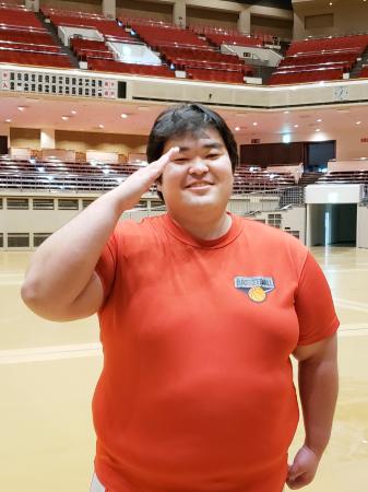 新弟子運動能力検査を受検、敬礼でポーズをとる海上自衛隊出身の宇座＝１３日、両国国技館