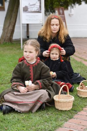 ウクライナの首都キーウの聖ソフィア大聖堂を訪れた子どもたち=12日(共同)