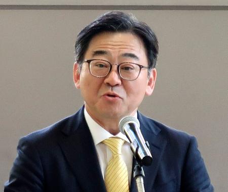通貨先物の上場記念式典であいさつする大阪取引所の多賀谷彰社長＝１３日午前、大阪市