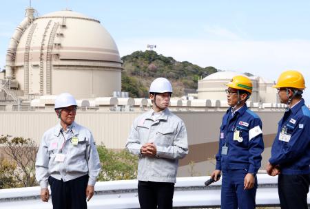 関西電力大飯原発を視察する福井県の石田嵩人知事（左から２人目）＝１３日午後、おおい町