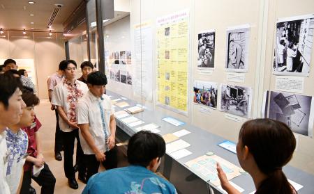 沖縄県公文書館で研修を受ける琉球銀行の新入行員ら＝１３日午前、沖縄県南風原町