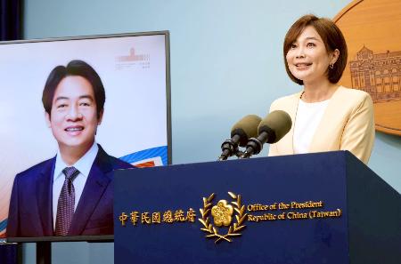 　台湾の頼清徳総統のアフリカ・エスワティニ訪問を発表する総統府報道官。画面に映っているのは頼氏＝１３日、台北市（共同）