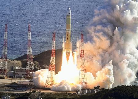 ２０２５年１２月、鹿児島県の種子島宇宙センターから打ち上げられるＨ３ロケット８号機。２段目のエンジンが予定より早く停止し、打ち上げは失敗した