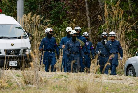 　前日にスニーカーが発見された山中付近の捜索に向かう京都府警の捜査員＝１３日午後０時５９分、京都府南丹市