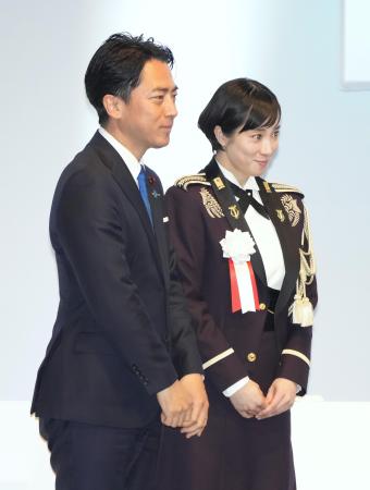 第９３回自民党大会を終え、国歌斉唱を務めた陸上自衛隊中央音楽隊の鶫真衣３等陸曹（右）と並ぶ小泉防衛相＝１２日、東京都内