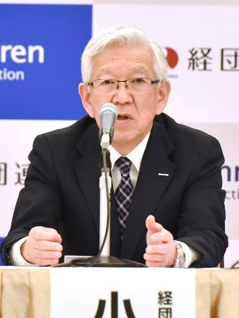 記者会見する経団連の小堀秀毅副会長＝１３日午前、東京都千代田区