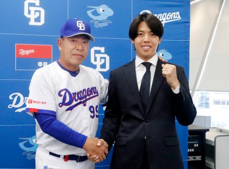 井上監督（左）と写真に納まる中日・杉浦＝１３日、バンテリンドーム