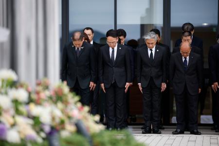 熊本地震の「前震」から１０年となり、震災記念公園で黙とうする熊本県益城町の西村博則町長（左端）ら＝１４日午前、益城町