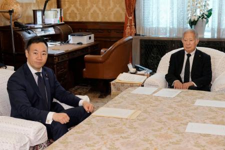 森衆院議長(右)と面会する自民党の鈴木前法相=14日午前、国会