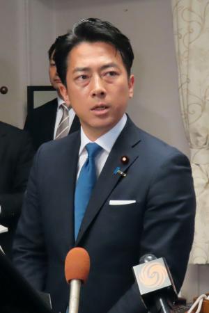 記者会見する小泉防衛相=14日午前、国会
