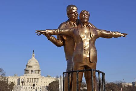 トランプ米大統領と富豪エプスタイン氏の像=3月、ワシントン