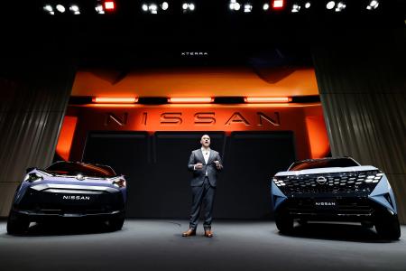 説明会で長期経営ビジョンを発表する日産自動車のイバン・エスピノーサ社長＝１４日午前、横浜市