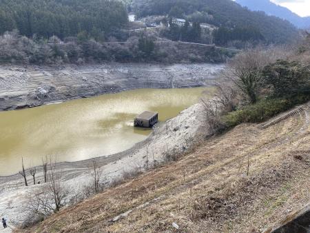 水位が低下し、旧大川村役場が水面から姿を現した高知県の早明浦ダム＝２月１４日（水資源機構提供）