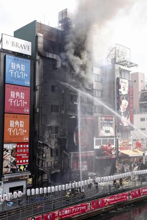 大阪・道頓堀のビル火災現場＝２０２５年８月