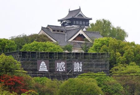 復旧工事が続く熊本城の仮設の足場に掲示された「感謝」と書かれたシート＝１４日午後、熊本市