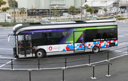 大阪・関西万博で来場者輸送に使用された「EVモーターズ・ジャパン」製の電気自動車バス