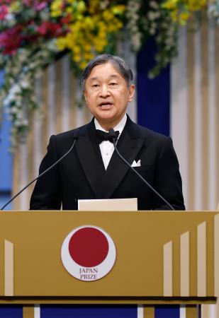 日本国際賞の授賞式であいさつされる天皇陛下＝１４日午後、東京都渋谷区の新国立劇場
