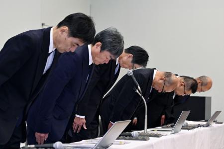 　記者会見の冒頭で謝罪する東亜建設工業とＪＦＥスチールの担当者ら＝１４日午後、東京都新宿区