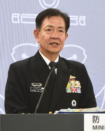 記者会見する海自トップの斎藤聡海上幕僚長＝１４日午後、防衛省