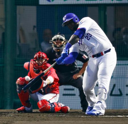 １回中日１死二、三塁、サノーが右越えに２点打を放つ。捕手坂倉＝豊橋