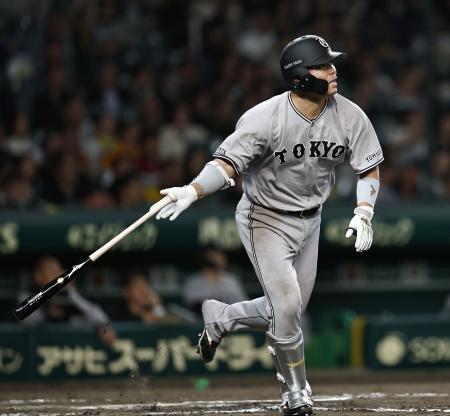 　８回巨人２死、大城が右中間に同点本塁打を放つ＝甲子園