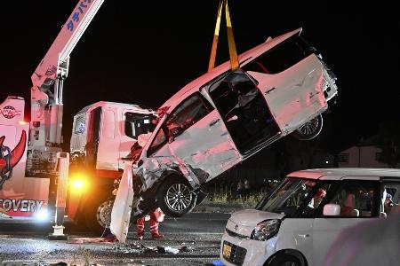 多重事故現場から撤去される車両＝２０２５年