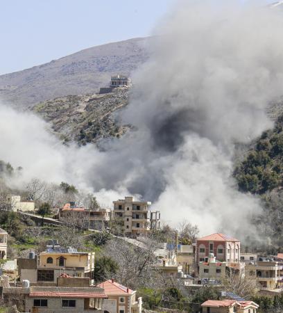 １４日、レバノン南部ナバティエ県で空爆後に立ち上る煙（ゲッティ＝共同）