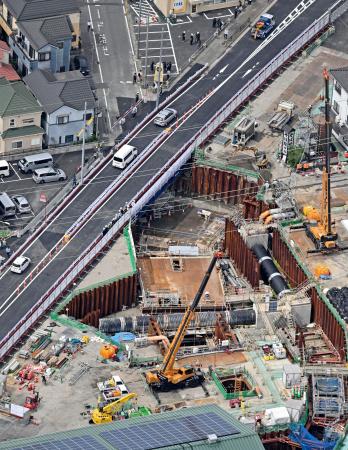 県道５４号線を一部で再開した道路陥没事故現場＝１５日午前１０時すぎ、埼玉県八潮市（共同通信社ヘリから）