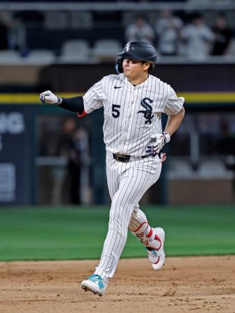 レイズ戦の9回、5号2ランを放ち、塁を回るホワイトソックス・村上=シカゴ(共同)