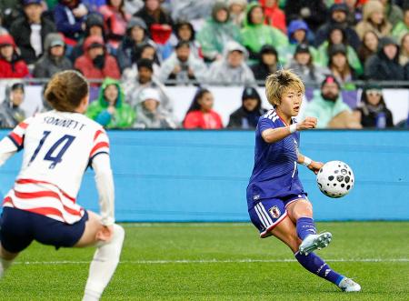 日本―米国　前半、先制ゴールを決める浜野＝シアトル（共同）
