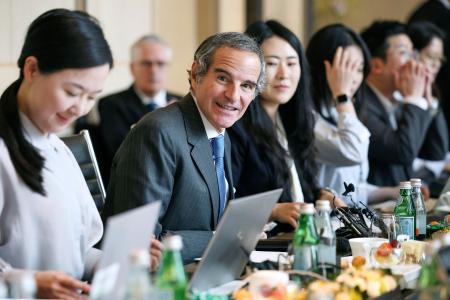 １５日、ソウルで記者会見するＩＡＥＡのグロッシ事務局長（左から２人目）（共同）