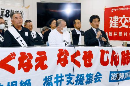 和解後、記者会見する原告側弁護団の吉川健司事務局長（右端）＝１５日午後、福井市