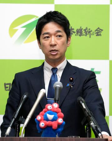 記者会見する日本維新の会の藤田共同代表＝１５日午後、国会