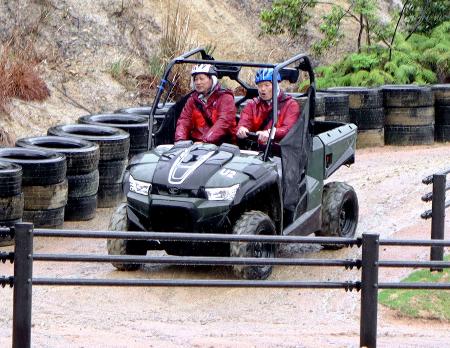 　「ネスタリゾート神戸」が報道関係者らに公開した、バギーに乗って楽しむ新アトラクション＝１５日午後、兵庫県三木市