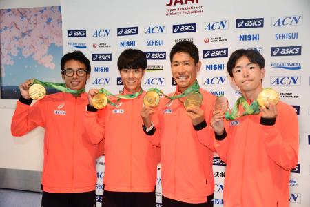 　世界競歩チーム選手権から帰国した勝木隼人（右から２人目）ら＝１５日、羽田空港