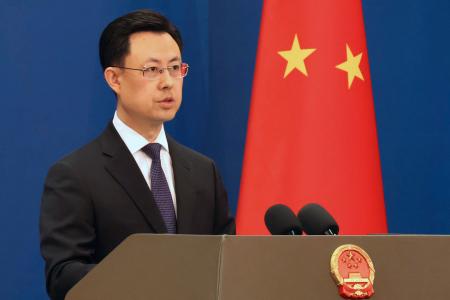 記者会見する中国外務省の郭嘉昆副報道局長=15日、北京(共同)