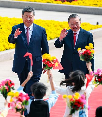 中国共産党の習近平総書記（左）と歓迎式典に臨むベトナム最高指導者のトー・ラム共産党書記長＝１５日、北京の人民大会堂（新華社＝共同）