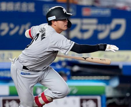 ４回ロッテ２死一塁、西川が右中間に適時二塁打を放つ＝ＺＯＺＯマリン